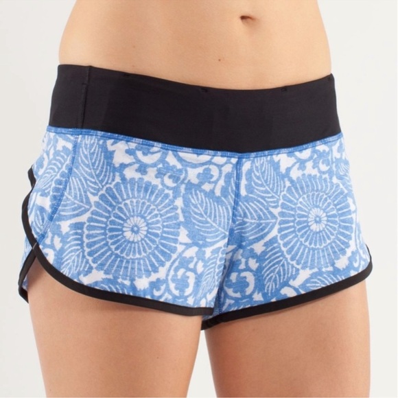 Lululemon Speed Short floral blue & white pattern. Size 8 - Picture 1 of 12